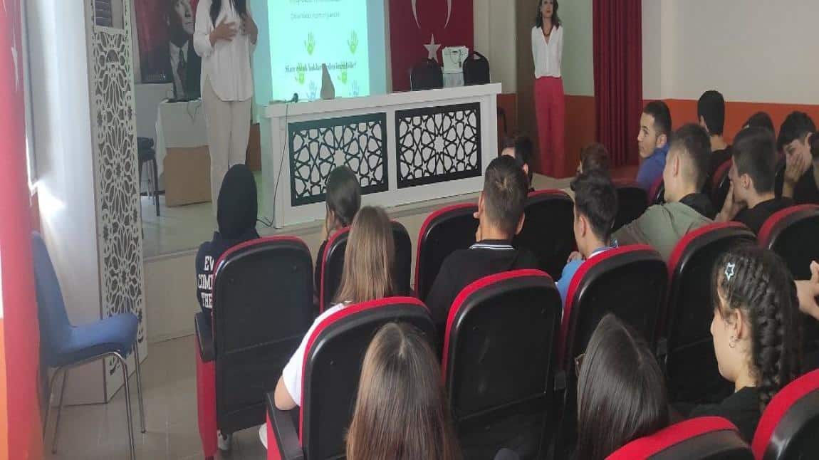 Okulumuz Öğrencilerine Çocuk Hakları ve Bağımlılıkla Mücadele Konularında Seminer Verildi.